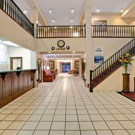 Days Inn & Suites By Wyndham Хикъри Екстериор снимка