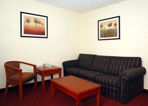 Days Inn & Suites By Wyndham Хикъри Екстериор снимка