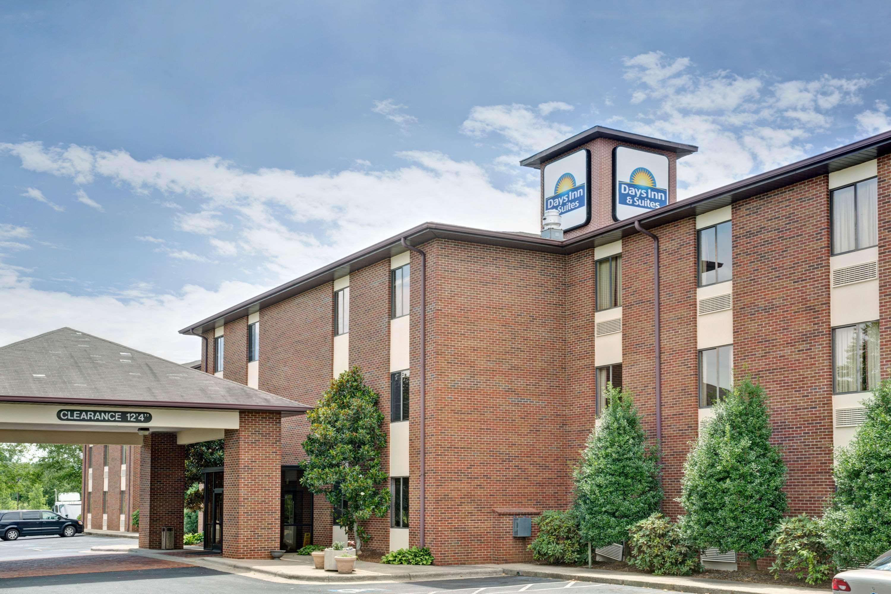 Days Inn & Suites By Wyndham Хикъри Екстериор снимка