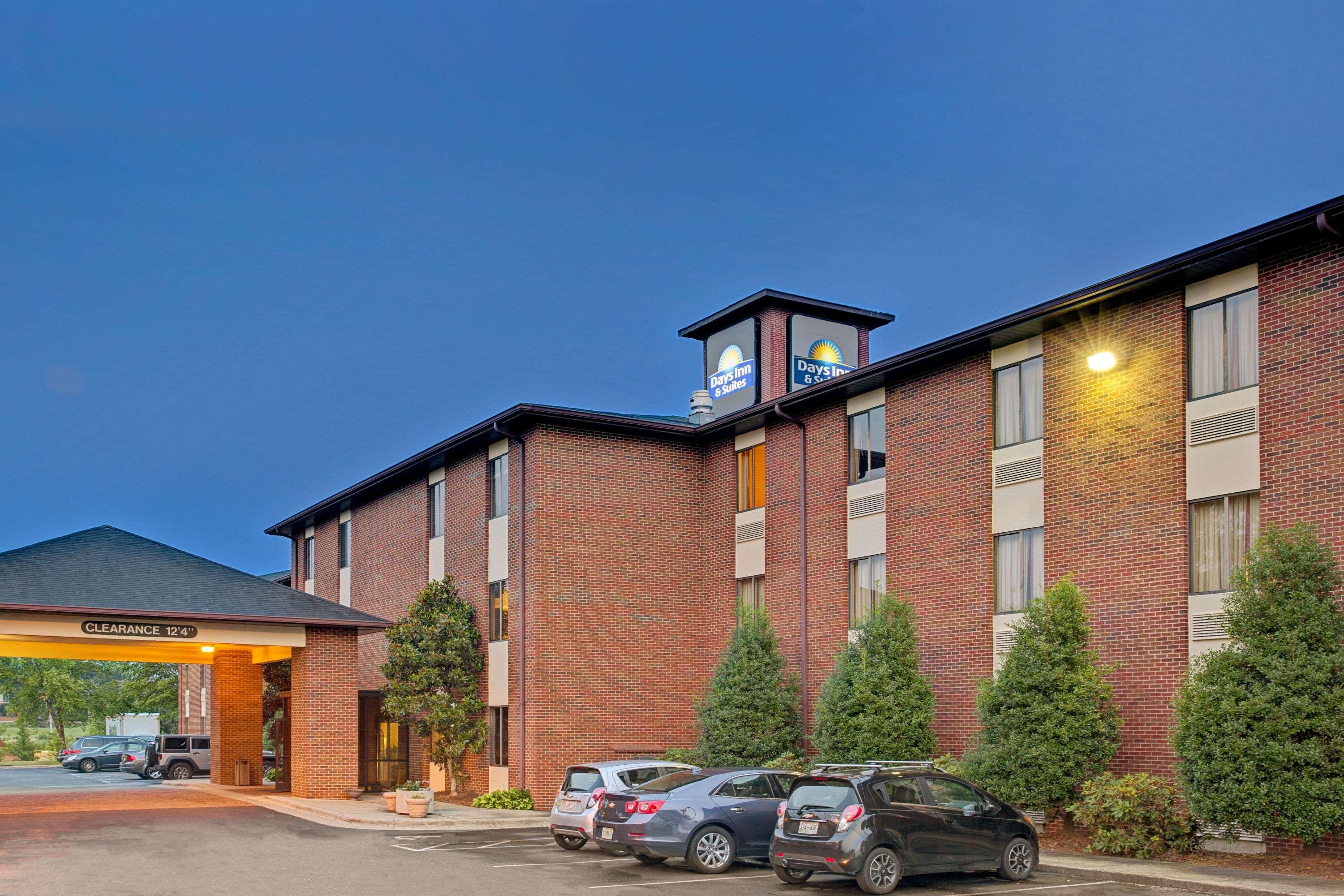 Days Inn & Suites By Wyndham Хикъри Екстериор снимка